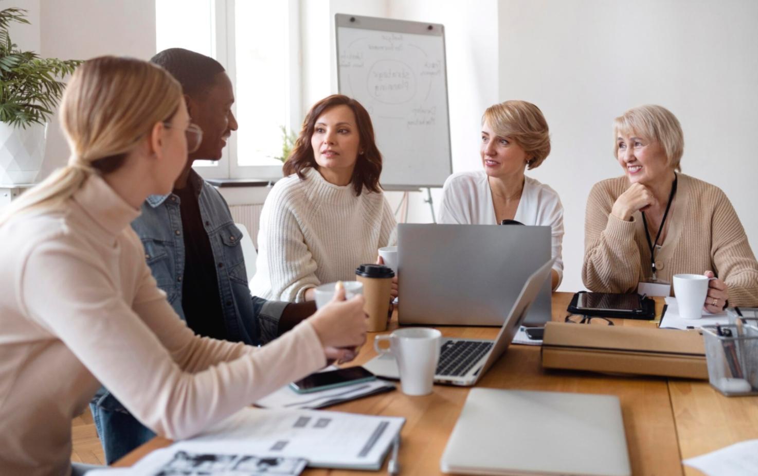 Professionelle Finanzberatung in modernem Büro