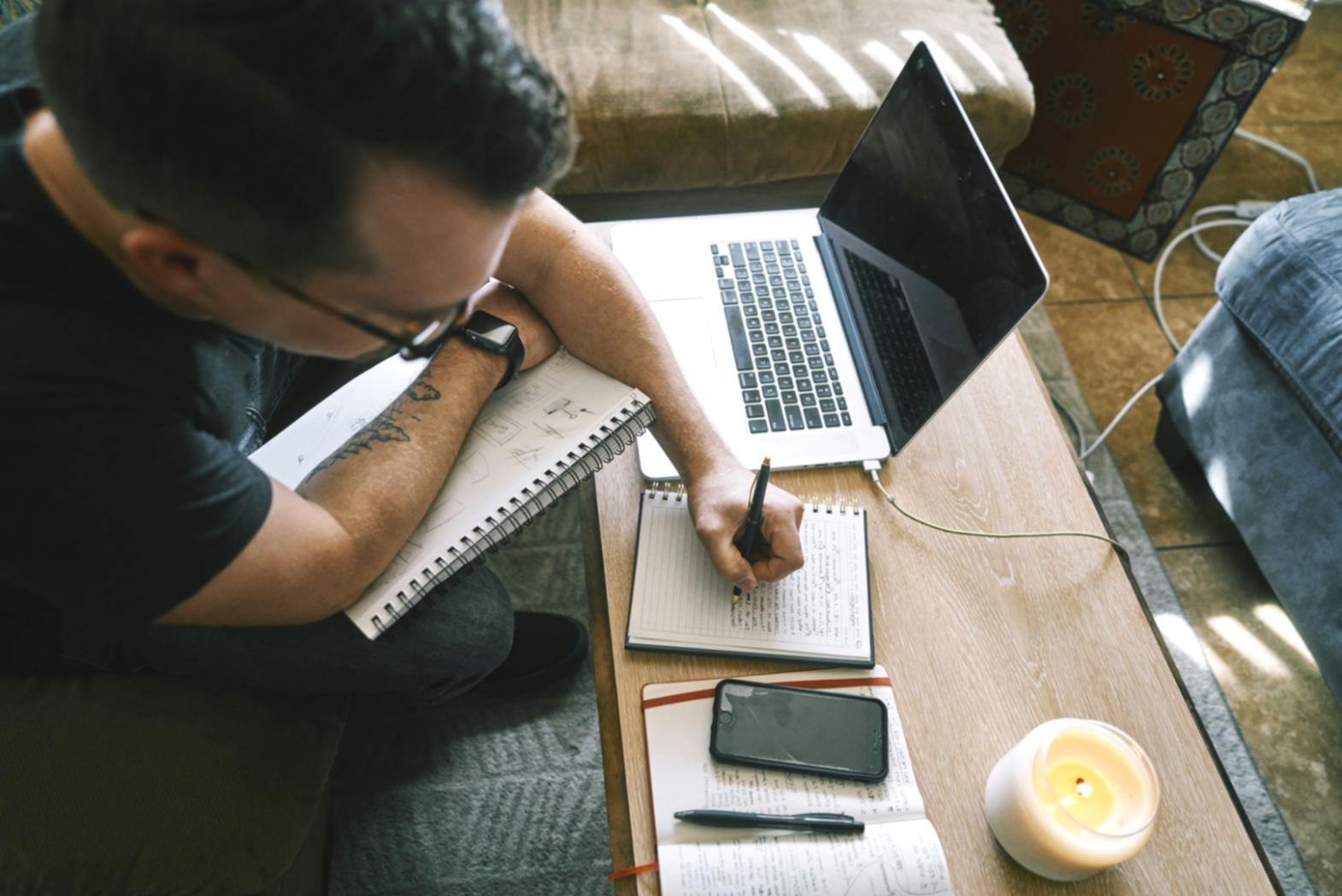 Finanzanalyst bei der Arbeit mit mehreren Bildschirmen und Datenvisualisierungen